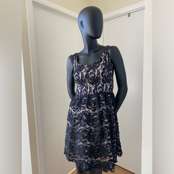 Rose-lace Cocktail Dress - Picture 3 of 7